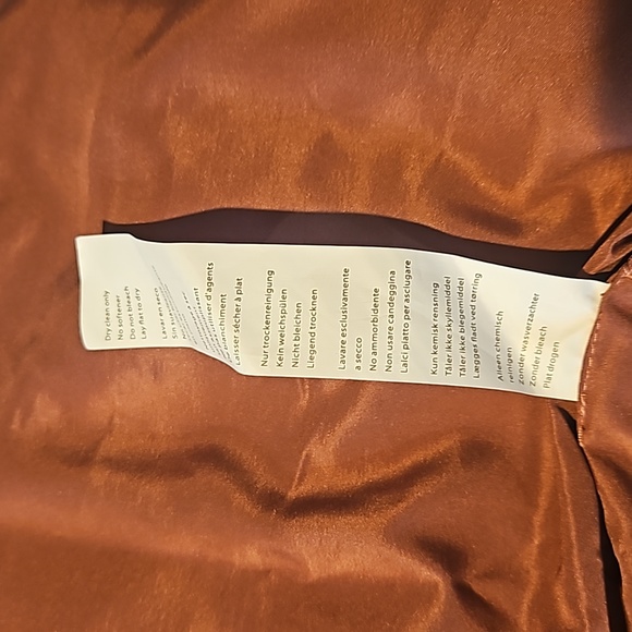 Fabletics Wander Cropped Puffer Jacket Cherry Mocha Adjustable Womens Medium - Picture 12 of 16